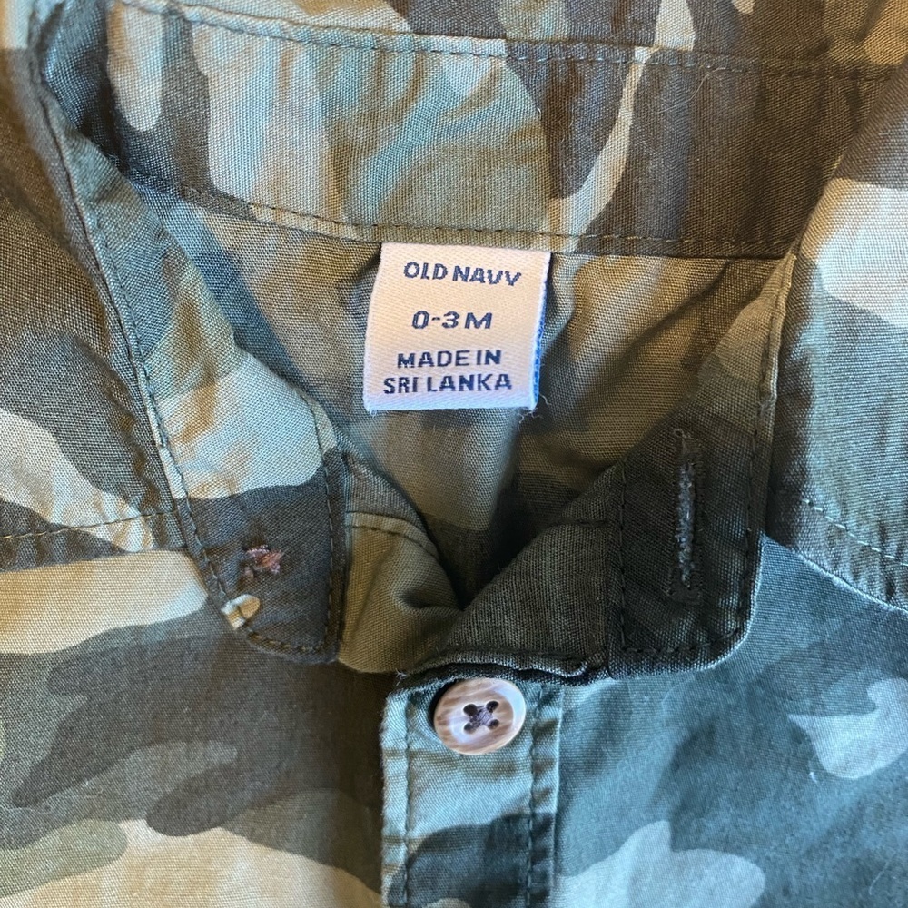 Set lot 2 old navy baby boy camo button shirt onsie sleeper camouflage 0-3m - Picture 2 of 3
